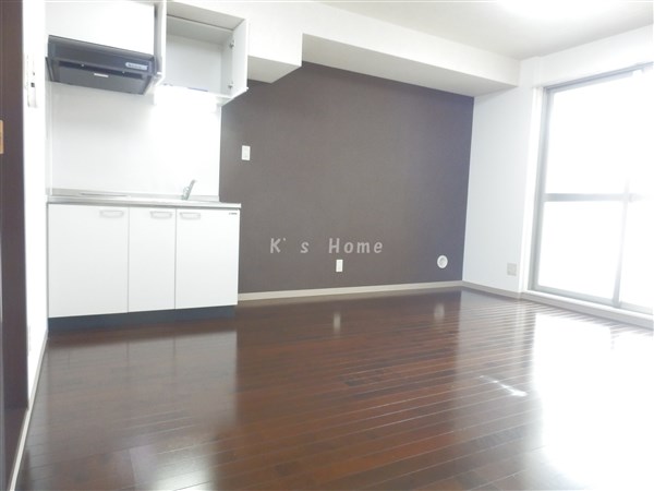 居室・リビング　デザインクロスで落ち着いた雰囲気の明るいお部屋です