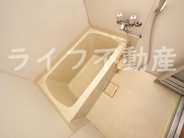 バス・シャワールーム　コンパクトで使いやすいお風呂です