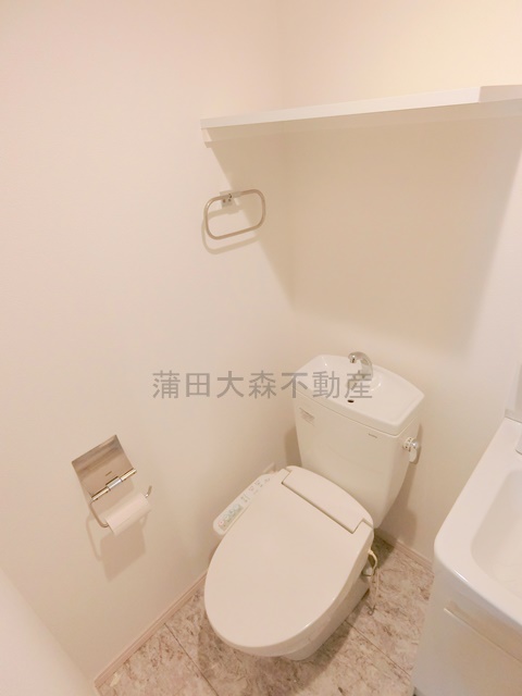トイレ　棚と温水洗浄便座付きトイレ