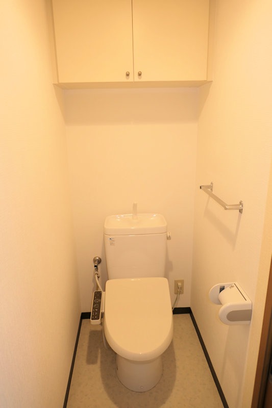 トイレ　清潔感のあるトイレの上部には収納付き！