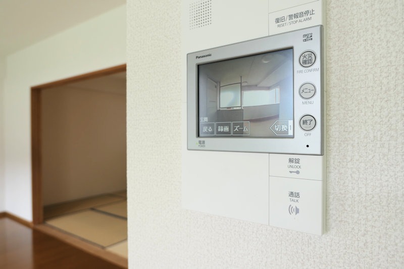 セキュリティ　急な来訪者にも安心のモニター付きインターホン！