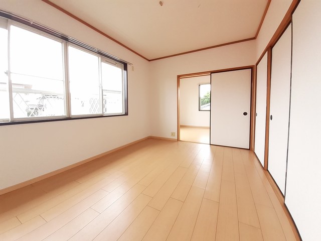 居室・リビング　東側洋室６帖