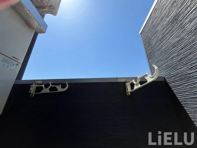 バルコニー　室内物干し竿 同シリーズ物件のモデルルームになります※現況優
