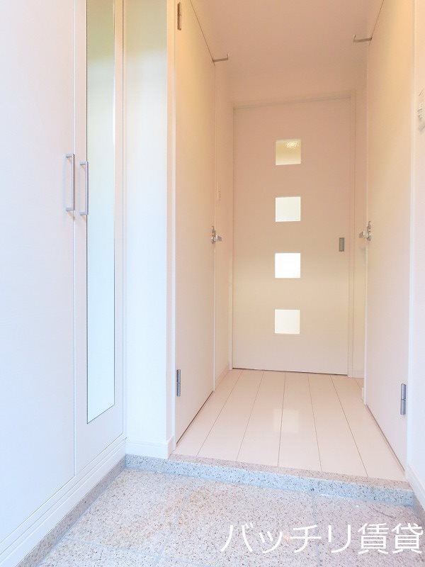 玄関　別号室タイプの為、現状を優先いたします