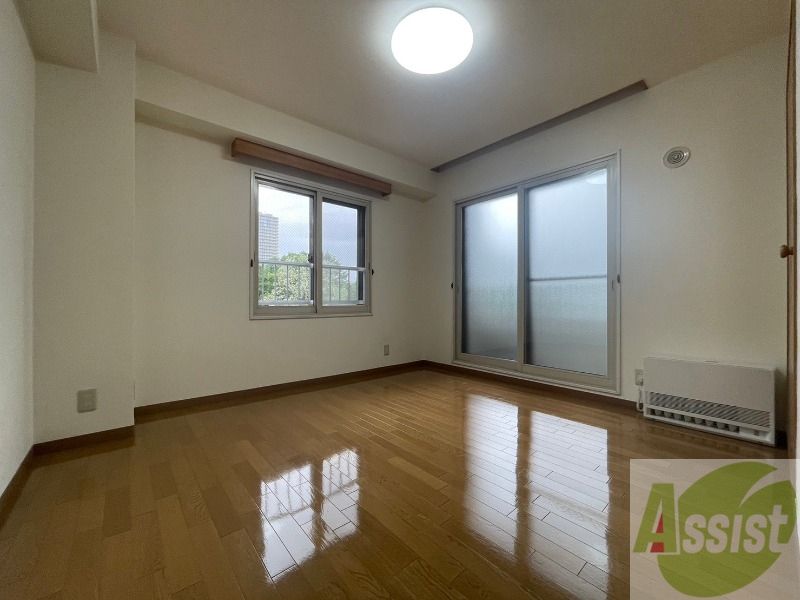 その他部屋・スペース　寝室はこちらです。光が差し込む、温かみのあるお部屋です。