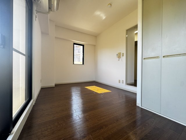 その他部屋・スペース　落ち着いた色調の寝室です