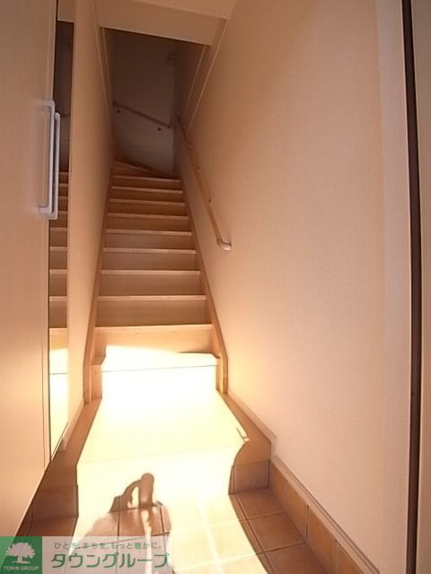 玄関　※同物件2階参考写真です