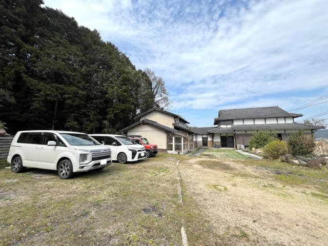 建物外観　906平米の広大な敷地
