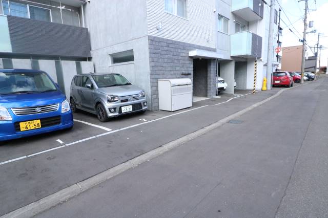 駐車場　建物前は駐車スペースです♪