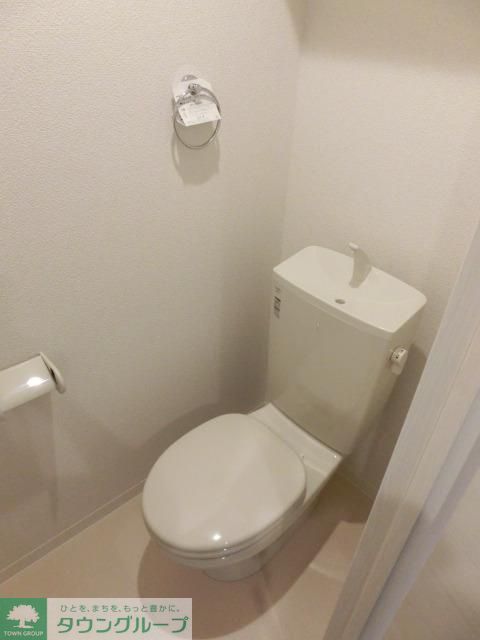 トイレ　上部に棚あり