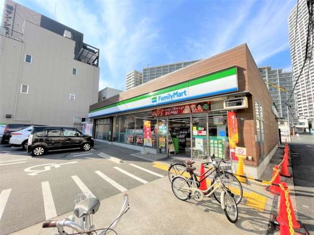 コンビニ　ファミリーマート（コンビニ）まで137m