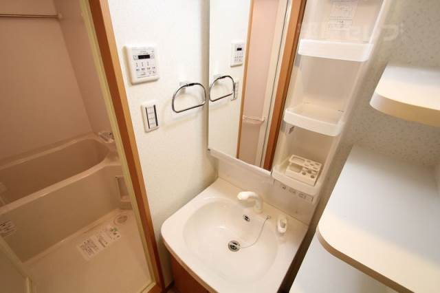 洗面設備　※８０３号室の写真です。