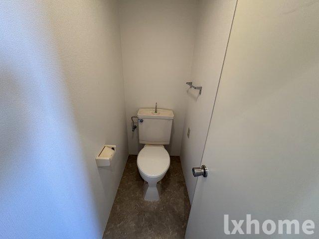 トイレ　落ち着いた色調のトイレです