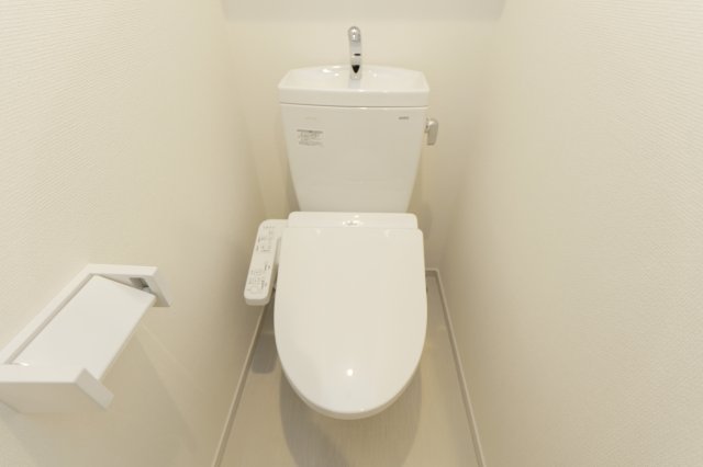 トイレ　写真は205号室、同タイプになります。