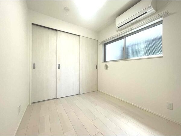 その他部屋・スペース　広くて明るい寝室