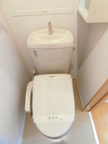トイレ　落ち着いた色調のトイレです