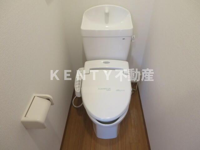 トイレ　落ち着いた色調のトイレです