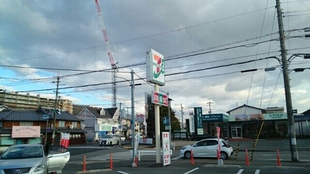 コンビニ　セブンイレブン（コンビニ）まで820m