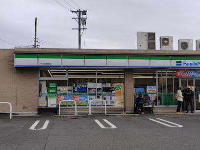コンビニ　ファミリーマート 中川松葉町店（コンビニ）まで412m