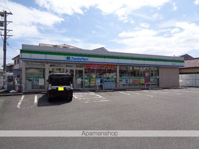 コンビニ　ファミリーマート（コンビニ）まで725m