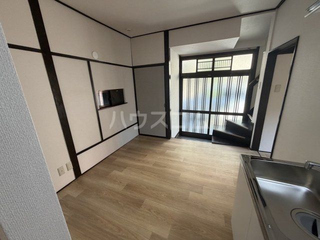 根本戸建ての居間写真
