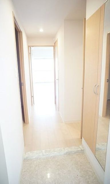 玄関　写真は同タイプ住居です。