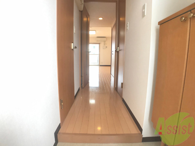 玄関　玄関から撮影しました。明るい印象ですね。