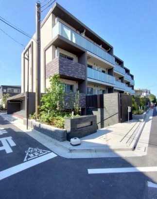 建物外観　鉄筋コンクリート造のがっちりとした建物。