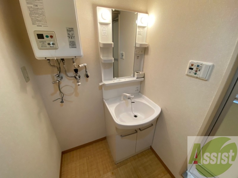 洗面設備　独立洗面台です。大きくてよいですね。シャンプーもできます。