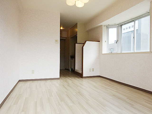 磯栄プラザ桜木町の居間写真