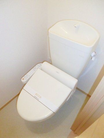 京成本線 京成大久保駅 徒歩16分 2階建 築16年のトイレ写真