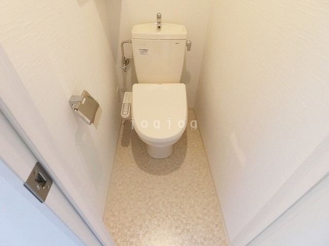 トイレ　嬉しい温水洗浄便座付きのトイレです。