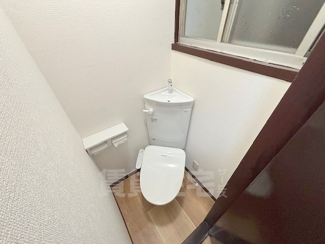 西昆陽1丁目8-8戸建てのトイレ写真
