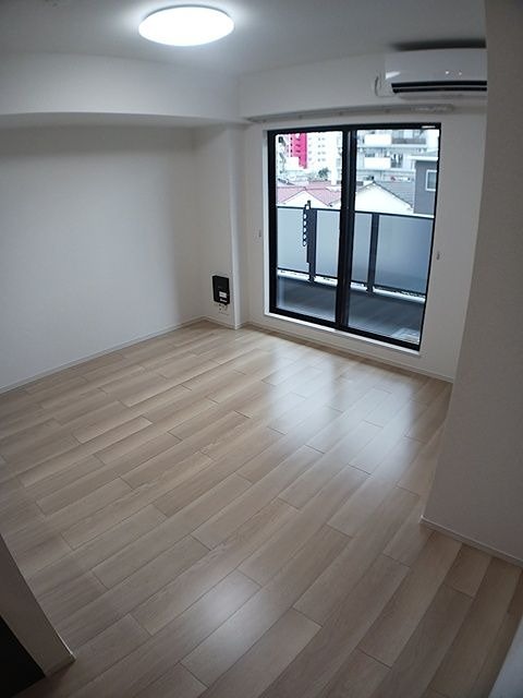 居室・リビング　9.8帖のフローリングのお部屋です☆