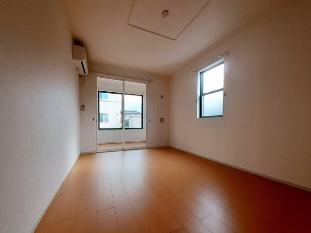 プラシード Bの居間写真