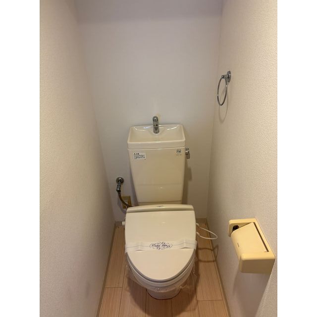 東急大井町線 等々力駅 徒歩5分 5階建 築24年のトイレ写真