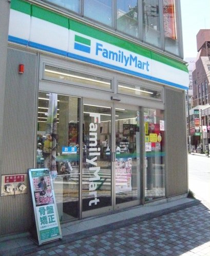 コンビニ　ファミリーマート（コンビニ）まで51m