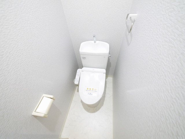 トイレ　落ち着いた色調のトイレです