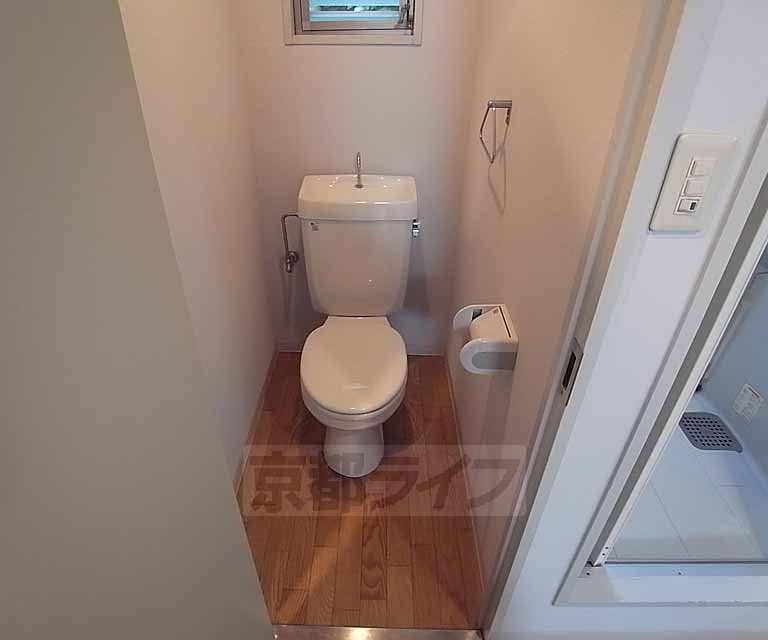 トイレ　トイレにも窓が付いています。