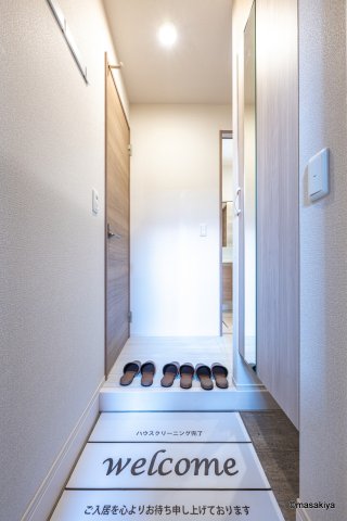 玄関　写真は同じ大和ハウスの近い間取りのものです。