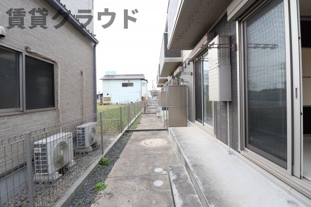 庭　収納もある玄関です