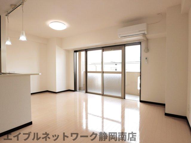 居室・リビング　こちらの居間で趣味の時間をお楽しみください