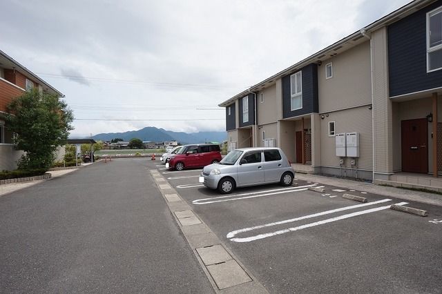 【直方市大字感田のアパートの駐車場】