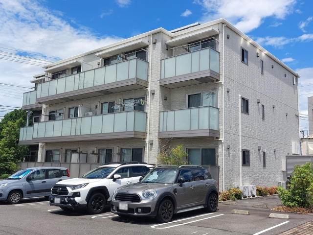 伊予郡松前町大字北黒田のマンションの建物外観