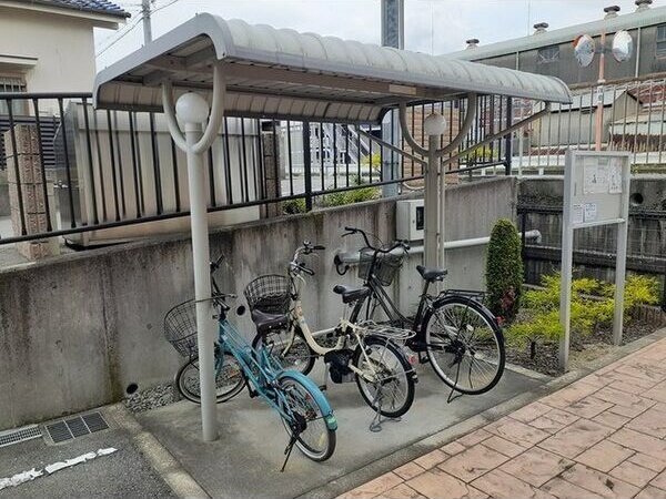 【伊丹市岩屋のアパートの駐車場】