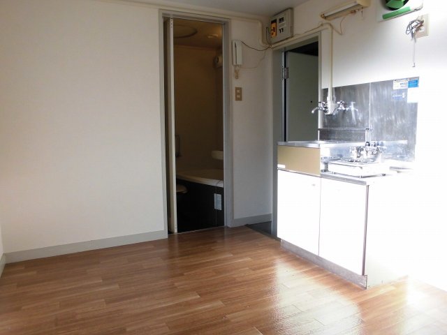 玄関　【過去写真になります】玄関近くに水回りがあります。