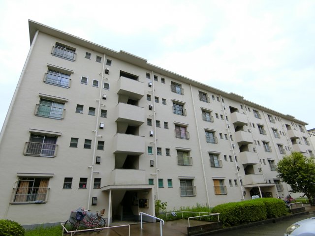【泉北桃山台第二団地35号棟の建物外観】