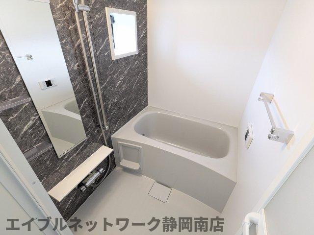 バス・シャワールーム　落ち着いた空間のお風呂です