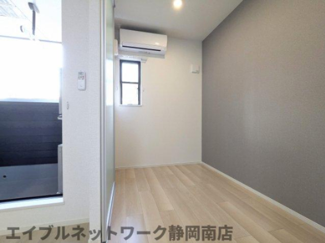 その他　明るい洋室です