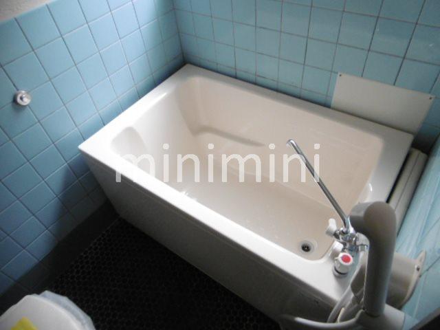 バス・シャワールーム　水玉タイルのバスルーム